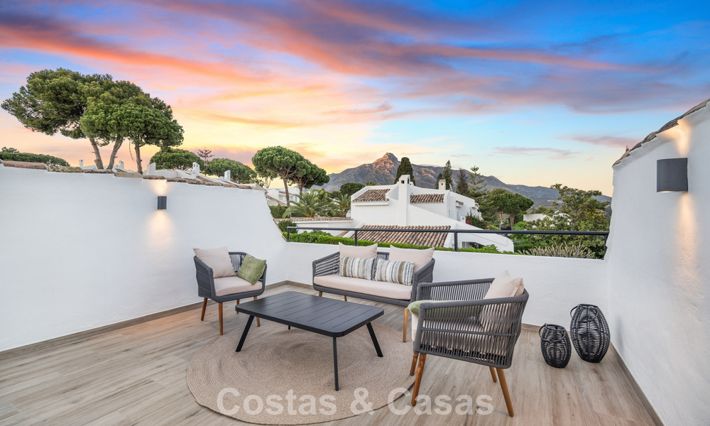 Maison mitoyenne rénovée dans un complexe fermé, en bordure du golf Aloha, à distance de marche du clubhouse à Nueva Andalucia, Marbella 56609