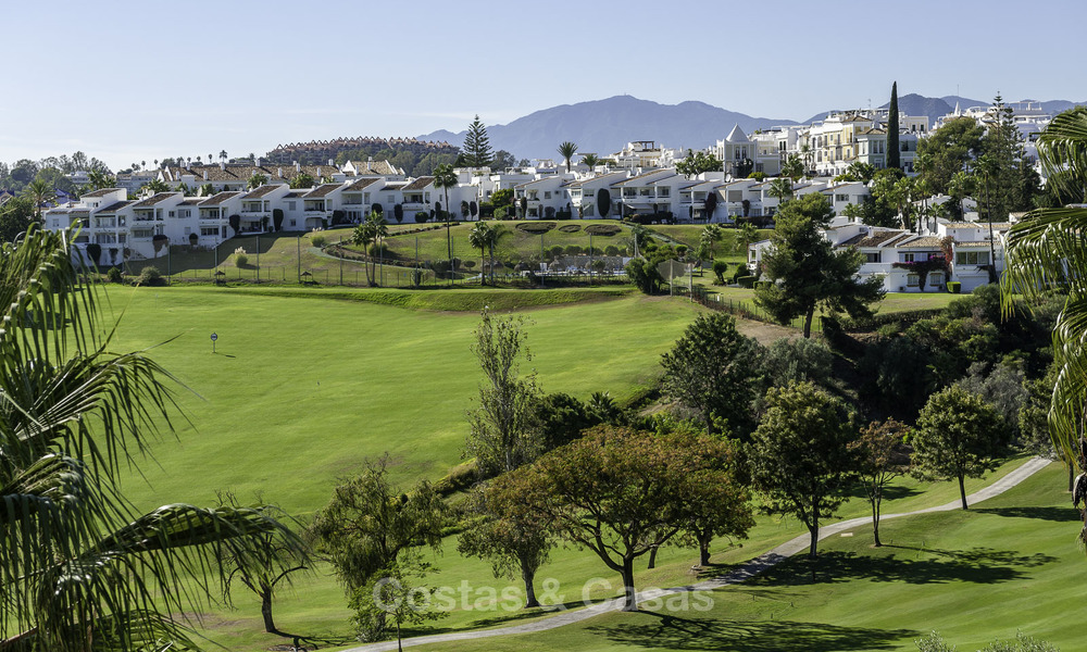 Maison mitoyenne rénovée dans un complexe fermé, en bordure du golf Aloha, à distance de marche du clubhouse à Nueva Andalucia, Marbella 56649