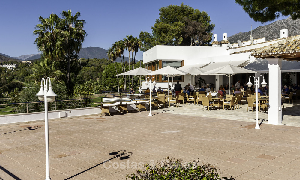 Maison mitoyenne rénovée dans un complexe fermé, en bordure du golf Aloha, à distance de marche du clubhouse à Nueva Andalucia, Marbella 56650