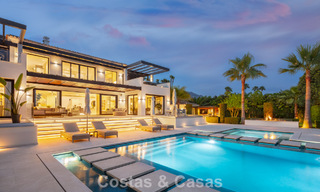 Villa de luxe, moderne et symétrique à vendre à deux pas des terrains de golf de la vallée de Nueva Andalucia, Marbella 56167 