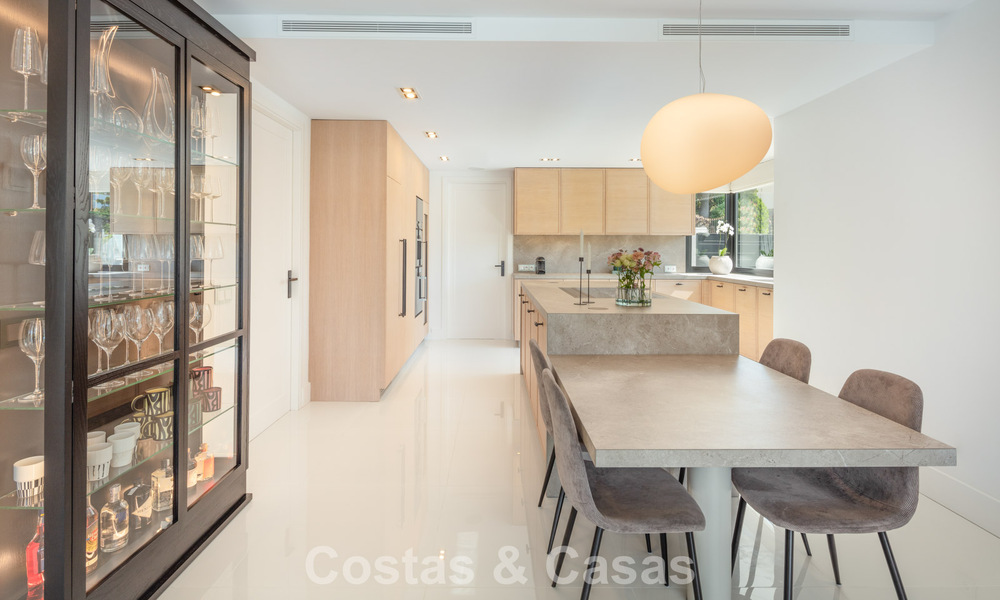 Villa de luxe, moderne et symétrique à vendre à deux pas des terrains de golf de la vallée de Nueva Andalucia, Marbella 56170
