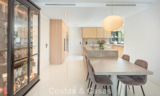 Villa de luxe, moderne et symétrique à vendre à deux pas des terrains de golf de la vallée de Nueva Andalucia, Marbella 56170 