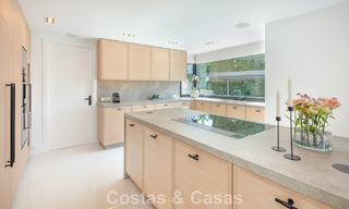 Villa de luxe, moderne et symétrique à vendre à deux pas des terrains de golf de la vallée de Nueva Andalucia, Marbella 56171 