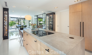Villa de luxe, moderne et symétrique à vendre à deux pas des terrains de golf de la vallée de Nueva Andalucia, Marbella 56172 