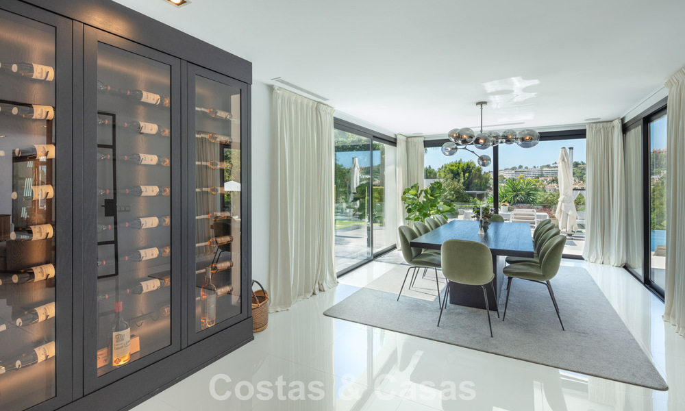 Villa de luxe, moderne et symétrique à vendre à deux pas des terrains de golf de la vallée de Nueva Andalucia, Marbella 56173