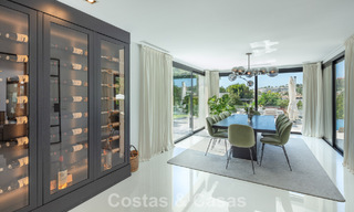 Villa de luxe, moderne et symétrique à vendre à deux pas des terrains de golf de la vallée de Nueva Andalucia, Marbella 56173 