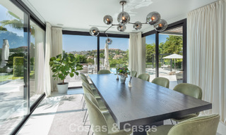 Villa de luxe, moderne et symétrique à vendre à deux pas des terrains de golf de la vallée de Nueva Andalucia, Marbella 56174 