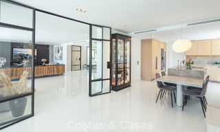 Villa de luxe, moderne et symétrique à vendre à deux pas des terrains de golf de la vallée de Nueva Andalucia, Marbella 56175 