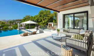 Villa de luxe, moderne et symétrique à vendre à deux pas des terrains de golf de la vallée de Nueva Andalucia, Marbella 56176 
