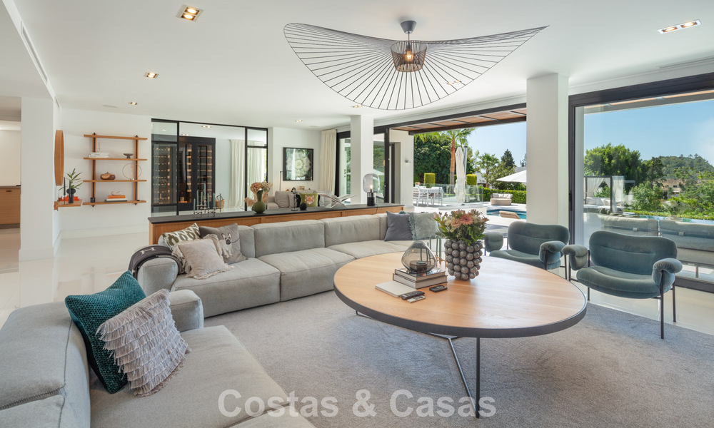 Villa de luxe, moderne et symétrique à vendre à deux pas des terrains de golf de la vallée de Nueva Andalucia, Marbella 56179