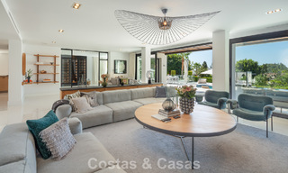 Villa de luxe, moderne et symétrique à vendre à deux pas des terrains de golf de la vallée de Nueva Andalucia, Marbella 56179 