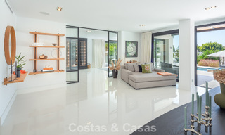 Villa de luxe, moderne et symétrique à vendre à deux pas des terrains de golf de la vallée de Nueva Andalucia, Marbella 56180 