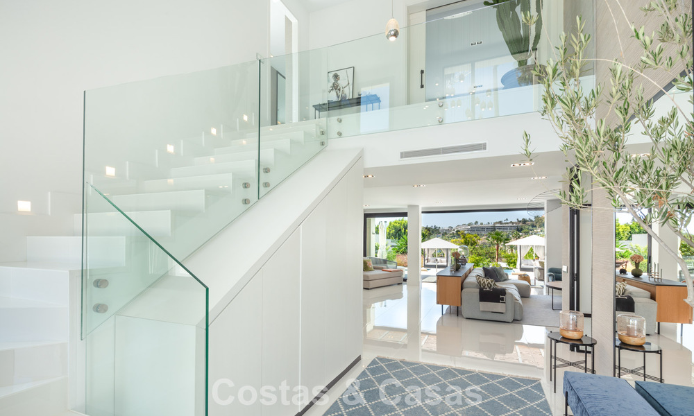 Villa de luxe, moderne et symétrique à vendre à deux pas des terrains de golf de la vallée de Nueva Andalucia, Marbella 56182