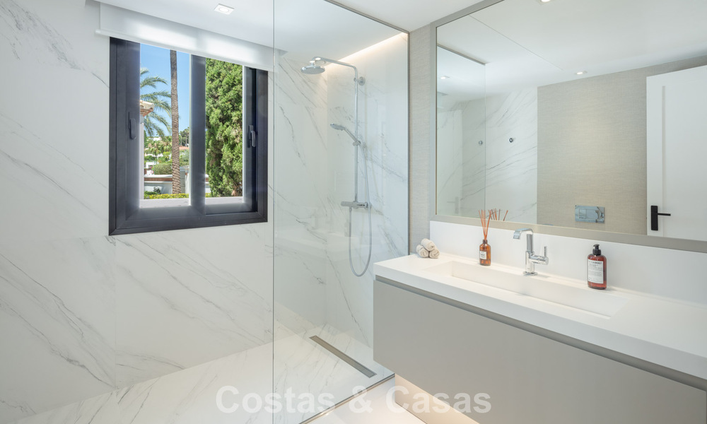 Villa de luxe, moderne et symétrique à vendre à deux pas des terrains de golf de la vallée de Nueva Andalucia, Marbella 56188