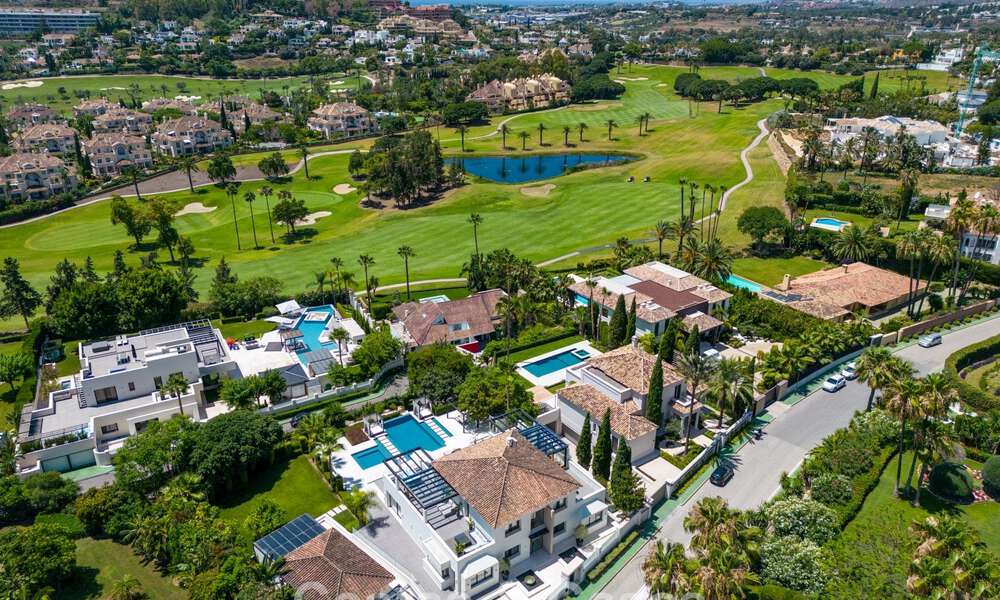 Villa de luxe, moderne et symétrique à vendre à deux pas des terrains de golf de la vallée de Nueva Andalucia, Marbella 56189