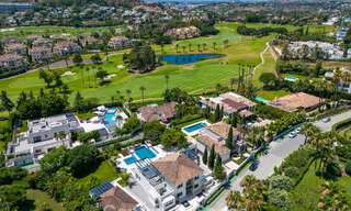 Villa de luxe, moderne et symétrique à vendre à deux pas des terrains de golf de la vallée de Nueva Andalucia, Marbella 56189 