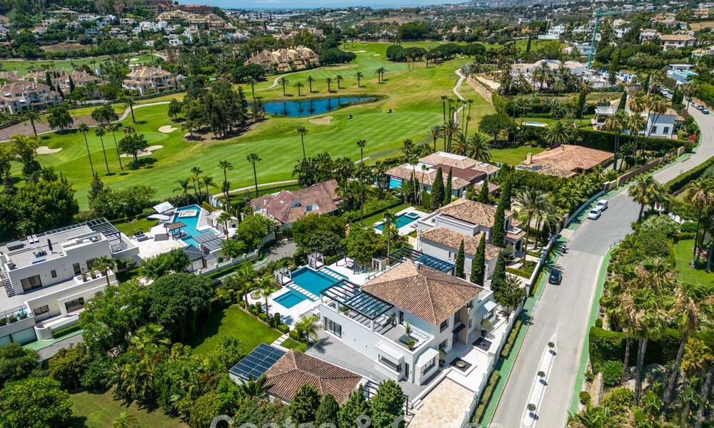 Villa de luxe, moderne et symétrique à vendre à deux pas des terrains de golf de la vallée de Nueva Andalucia, Marbella 56190