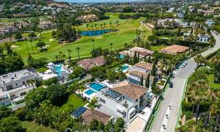 Villa de luxe, moderne et symétrique à vendre à deux pas des terrains de golf de la vallée de Nueva Andalucia, Marbella 56190 