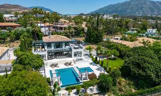 Villa de luxe, moderne et symétrique à vendre à deux pas des terrains de golf de la vallée de Nueva Andalucia, Marbella 56191 