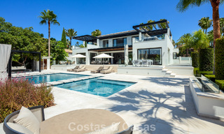 Villa de luxe, moderne et symétrique à vendre à deux pas des terrains de golf de la vallée de Nueva Andalucia, Marbella 56194 