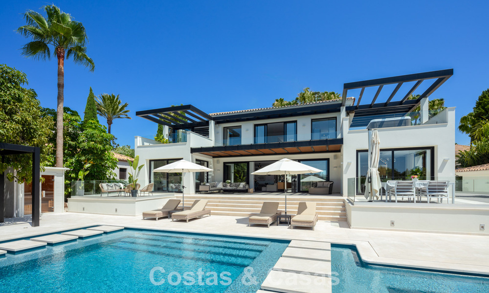 Villa de luxe, moderne et symétrique à vendre à deux pas des terrains de golf de la vallée de Nueva Andalucia, Marbella 56195