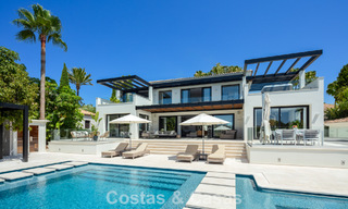 Villa de luxe, moderne et symétrique à vendre à deux pas des terrains de golf de la vallée de Nueva Andalucia, Marbella 56195 