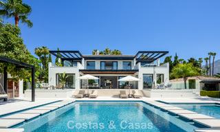 Villa de luxe, moderne et symétrique à vendre à deux pas des terrains de golf de la vallée de Nueva Andalucia, Marbella 56196 