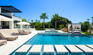 Villa de luxe, moderne et symétrique à vendre à deux pas des terrains de golf de la vallée de Nueva Andalucia, Marbella 56197 