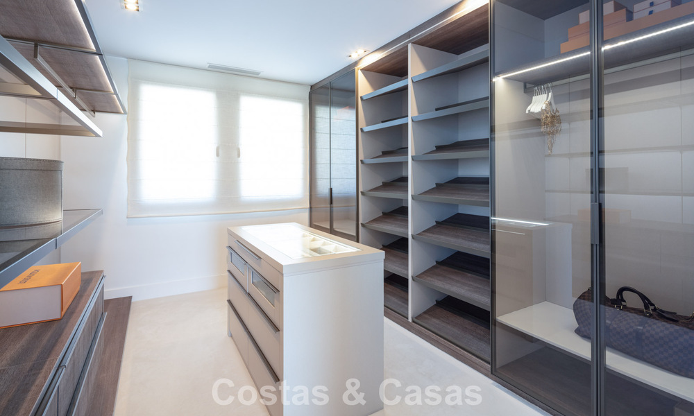 Villa de luxe, moderne et symétrique à vendre à deux pas des terrains de golf de la vallée de Nueva Andalucia, Marbella 56199