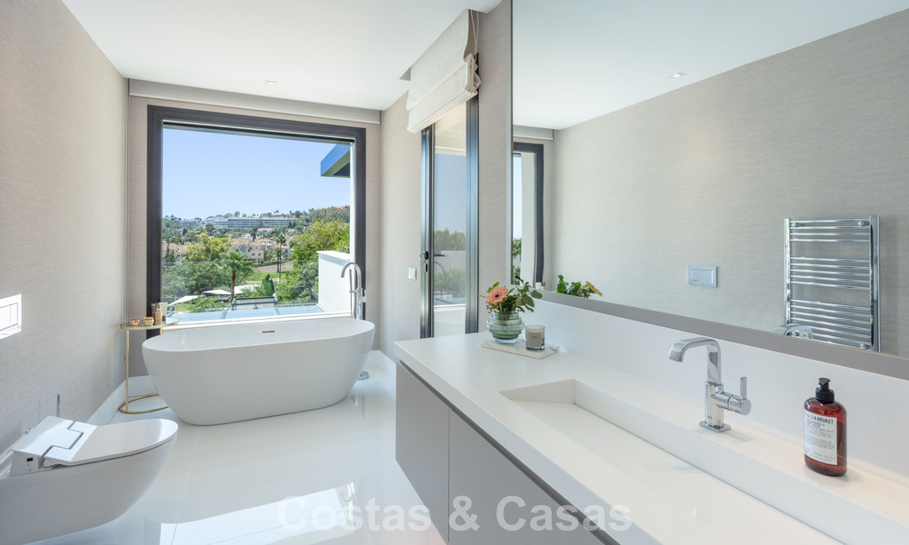 Villa de luxe, moderne et symétrique à vendre à deux pas des terrains de golf de la vallée de Nueva Andalucia, Marbella 56200