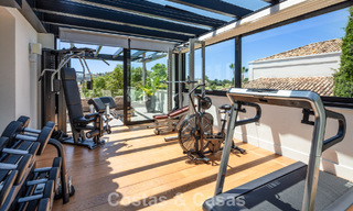Villa de luxe, moderne et symétrique à vendre à deux pas des terrains de golf de la vallée de Nueva Andalucia, Marbella 56202 