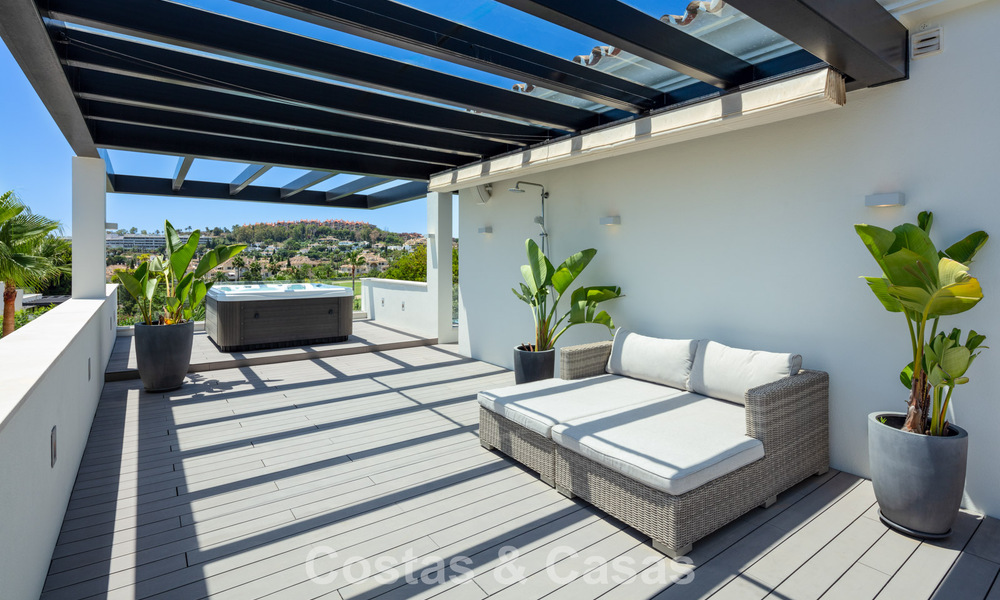 Villa de luxe, moderne et symétrique à vendre à deux pas des terrains de golf de la vallée de Nueva Andalucia, Marbella 56203