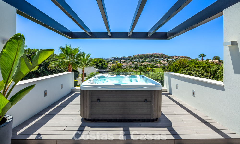 Villa de luxe, moderne et symétrique à vendre à deux pas des terrains de golf de la vallée de Nueva Andalucia, Marbella 56204
