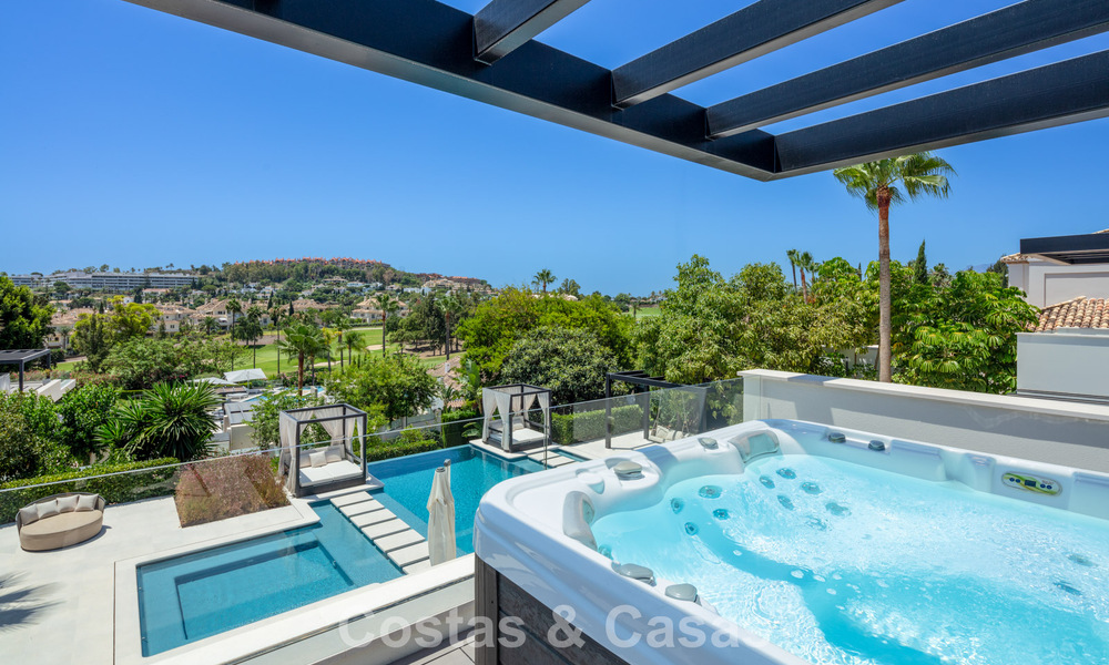 Villa de luxe, moderne et symétrique à vendre à deux pas des terrains de golf de la vallée de Nueva Andalucia, Marbella 56205