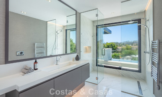 Villa de luxe, moderne et symétrique à vendre à deux pas des terrains de golf de la vallée de Nueva Andalucia, Marbella 56206 