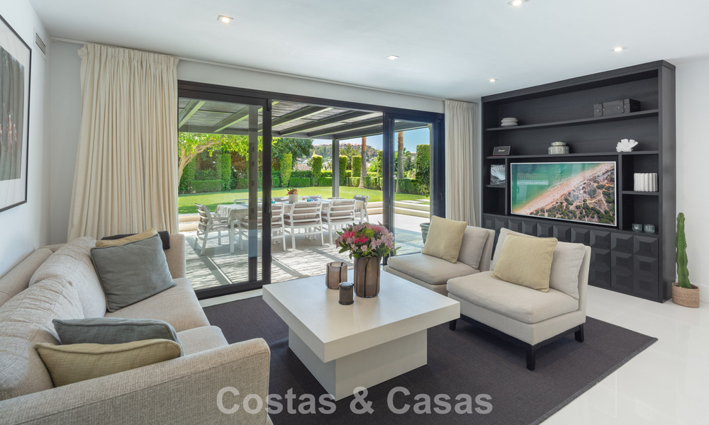 Villa de luxe, moderne et symétrique à vendre à deux pas des terrains de golf de la vallée de Nueva Andalucia, Marbella 56208