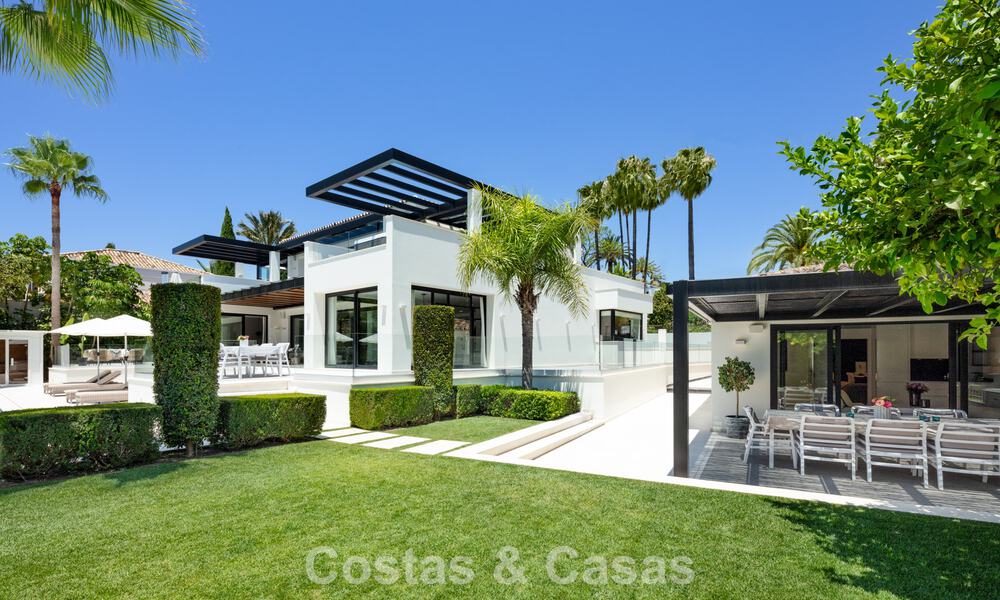 Villa de luxe, moderne et symétrique à vendre à deux pas des terrains de golf de la vallée de Nueva Andalucia, Marbella 56210