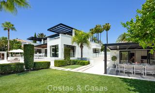 Villa de luxe, moderne et symétrique à vendre à deux pas des terrains de golf de la vallée de Nueva Andalucia, Marbella 56210 