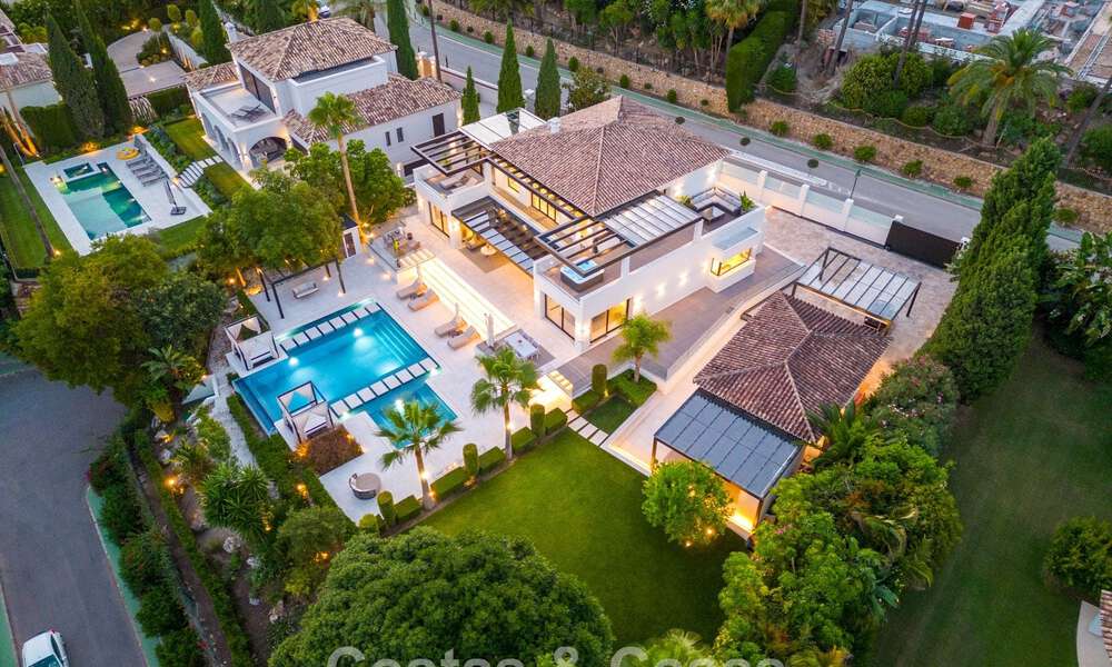 Villa de luxe, moderne et symétrique à vendre à deux pas des terrains de golf de la vallée de Nueva Andalucia, Marbella 56211