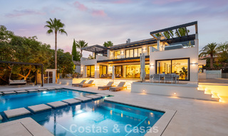 Villa de luxe, moderne et symétrique à vendre à deux pas des terrains de golf de la vallée de Nueva Andalucia, Marbella 56217 