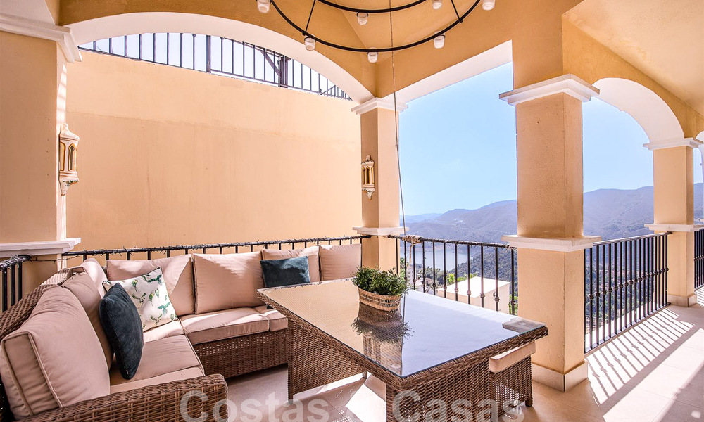 Villa de luxe espagnole à vendre avec vue panoramique sur la mer dans une communauté fermée sur les collines de Marbella 57338