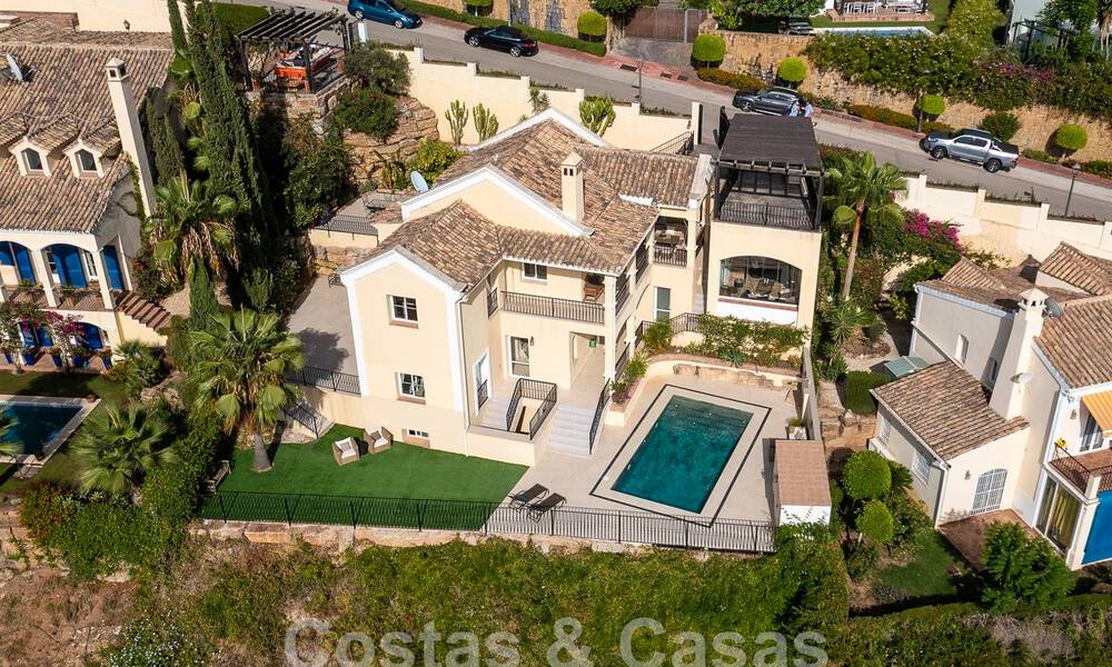 Villa de luxe espagnole à vendre avec vue panoramique sur la mer dans une communauté fermée sur les collines de Marbella 57343