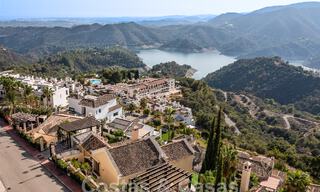 Villa de luxe espagnole à vendre avec vue panoramique sur la mer dans une communauté fermée sur les collines de Marbella 57347 