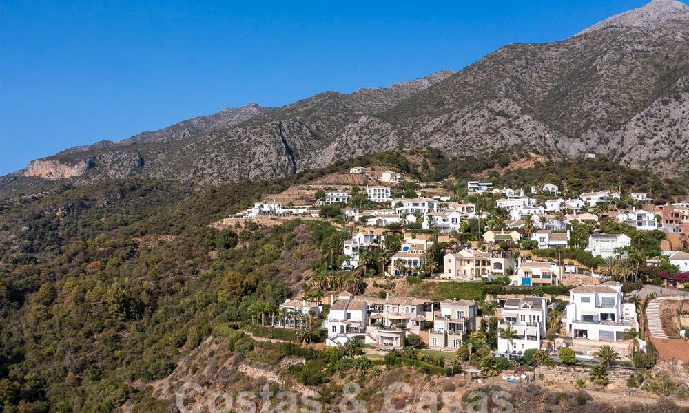 Villa de luxe espagnole à vendre avec vue panoramique sur la mer dans une communauté fermée sur les collines de Marbella 57348