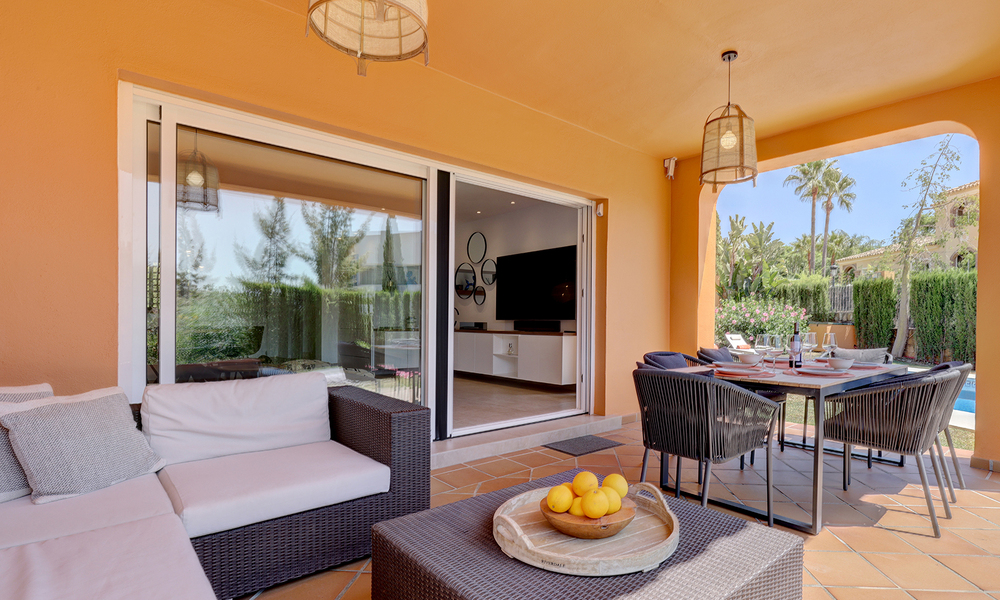 Villa jumelée élégamment rénovée à vendre avec grande piscine privée à Marbella - Benahavis 56378