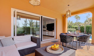 Villa jumelée élégamment rénovée à vendre avec grande piscine privée à Marbella - Benahavis 56378 