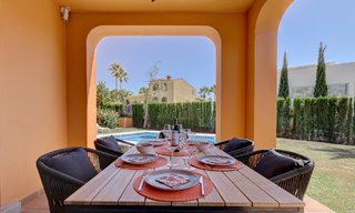 Villa jumelée élégamment rénovée à vendre avec grande piscine privée à Marbella - Benahavis 56379 