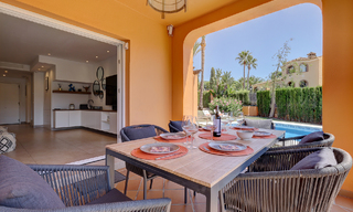Villa jumelée élégamment rénovée à vendre avec grande piscine privée à Marbella - Benahavis 56380 
