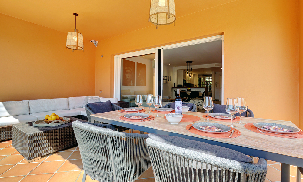 Villa jumelée élégamment rénovée à vendre avec grande piscine privée à Marbella - Benahavis 56381