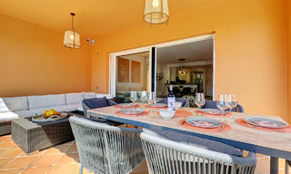 Villa jumelée élégamment rénovée à vendre avec grande piscine privée à Marbella - Benahavis 56381 